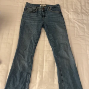 Blå jeans från Zara - Snygga blå jeans från Zara med klassisk femficksdesign. De har en rak passform och är tillverkade i ett bekvämt denimtyg. Perfekta för en avslappnad stil. Low waist. Uppsprätta längst ner❤️