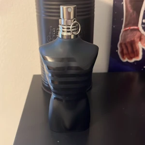 Jean Paul Gaultier Ultra Male Parfym - Säljer en JPG ultra male då jag inte använder så  mycket längre. Original pris är 999 men jag säljer för endast 650kr.