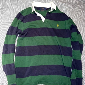 Polo Ralph Lauren - tröja - Polo Ralph Lauren - rugbytröja strl S Custom slim fit Använd, cond 9/10 Nypris 2.199:- Mitt pris 600:-