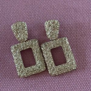 Guldiga rektangulära örhängen - Snygga guldiga örhängen i rektangulär form. 