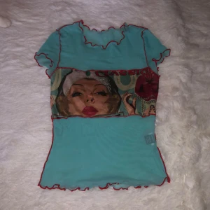 Turkos topp med konstmotiv - Kommer tyvärr inte till användning längre, använd kanske 5-6 gånger. Skitskönt material när det är varmt ute!