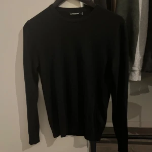 Svart tröja från J.Lindeberg - Säljer en stilren svart tröja från J.Lindeberg. Storlek M, men passar även S!