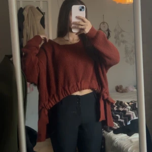 Rostfärgad stickad tröja från stajl  - Säljer en mysig rostfärgad stickad tröja från Stajl med en croppad design. Då Har använt några gånger!