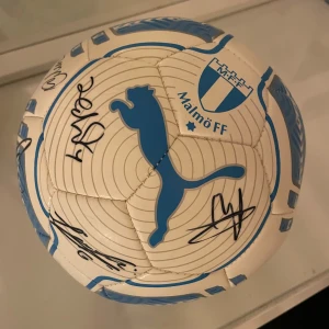 Malmö FF signerad fotboll Puma - Exklusiv fotboll från Malmö FF- med flera autografer från spelare, bland annat Marcus Rosenberg. Bollen fick jag 2016 i samband med att jag träffade några spelare ifrån A-laget i Malmö FF. Bollen är vit med blå detaljer och har det klassiska Puma-märket tryckt i blått. Perfekt för samlare eller hardcore MFF-fans som vill ha något unikt. Priset går att diskuteras. 🩵🤍