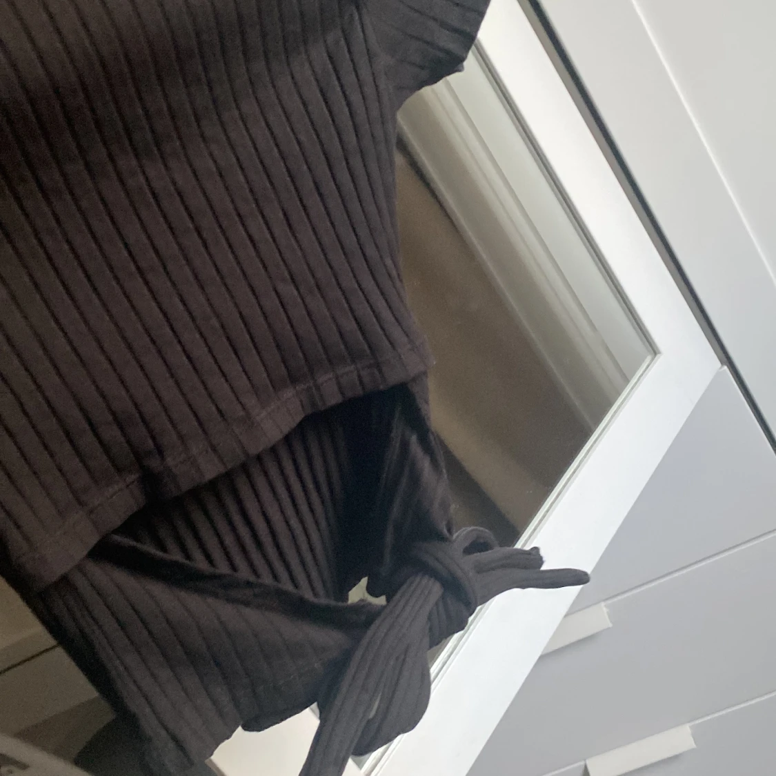 Svart ribbad topp med knyt från FB Sister - 4