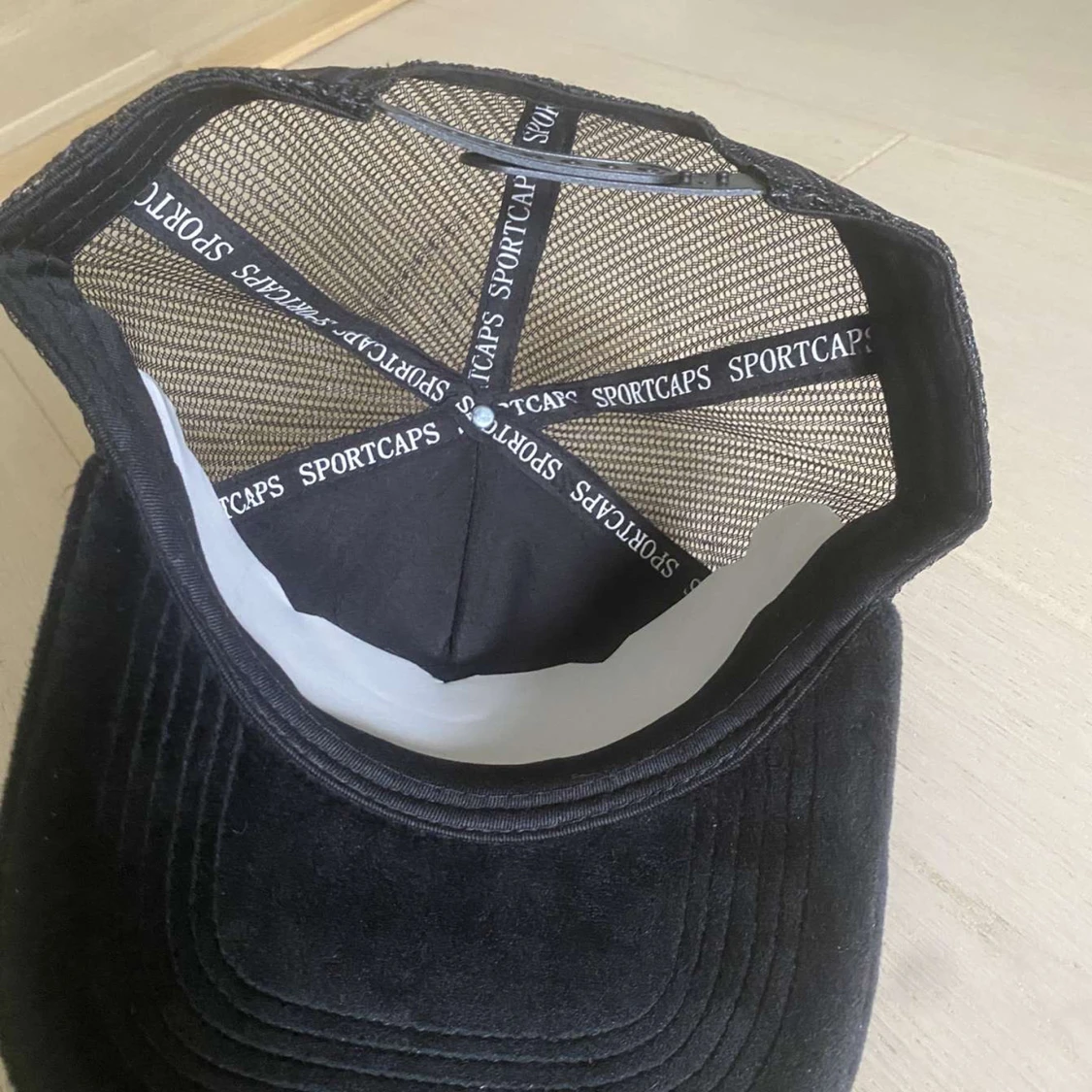 Svart keps med AIK-tryck och mesh - 1