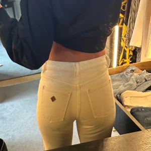 A'95 Mid Straight vita jeans - Snygga vita jeans från A'95 i modellen Mid Straight. De har raka ben, klassisk femficksdesign och medelhög midja. Perfekta för dig som gillar en clean och stilren look. Passar dig som är lite längre då de är i tall-modell.