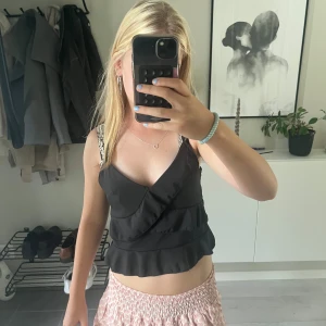 linne med volang - svart linne med volanger vet inte märket