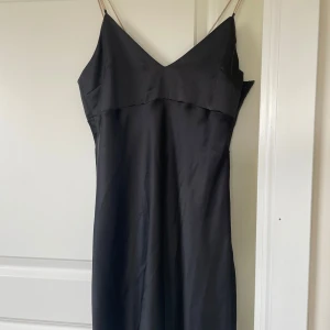 Svart satinklänning från Zara - Mini klänning från Zara, köpt för länge sen men aldrig använd. 