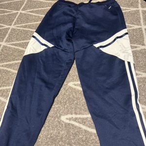 Adidas träningsbyxor - Säljer dessa snygga adidas träningsbyxor, mycket bra skick, pris kan diskuteras