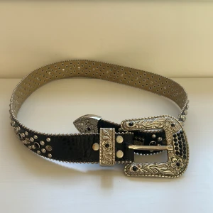 BB Simon belt  - Ett bb Simon bälte på 105 cm. Använts ett tag och därför finns det en skada (skriv för bild). Annars helt felfritt och redo för att användas igen!