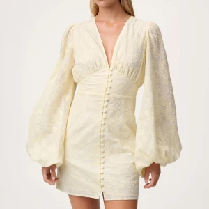 Adoore florence kort klänning - Säljer min adoore klänning då den inte kommit till användning. Helt ny med prislapp på. Just nu helt slutsåld på hemsidan. Köpte för 1550 med frakt på Adoore. 