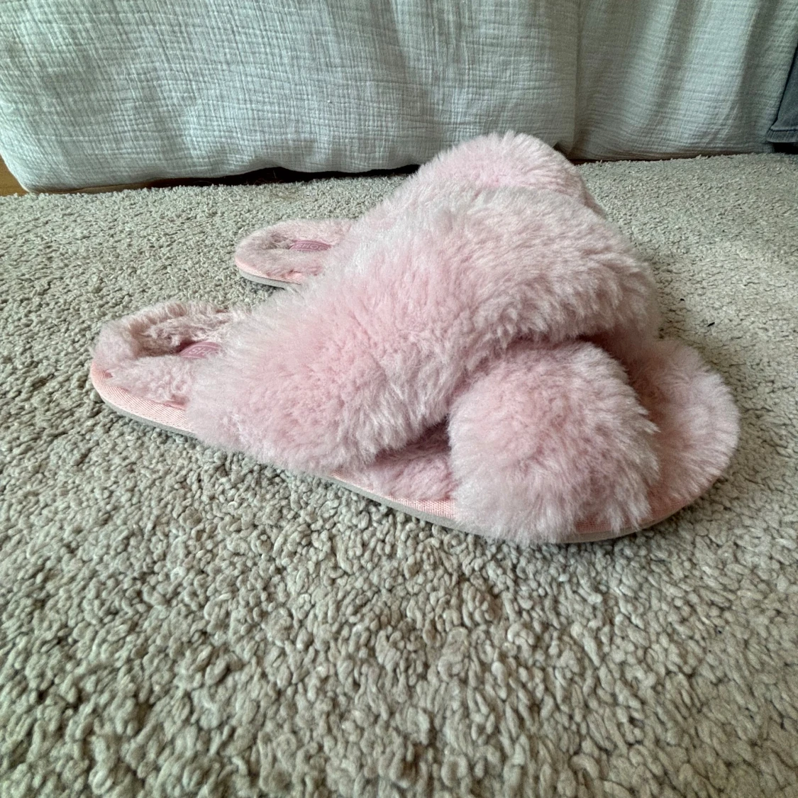 Fluffiga rosa sandaler (SMÅ I STORLEKEN) - 4