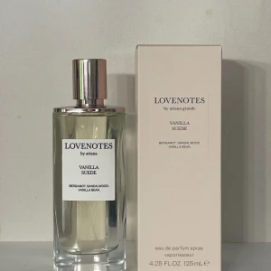 Lovenotes Vanilla Suede by Ariana Grande - Lovenotes Vanilla Suede är en parfym med fräscha toppnoter av bergamott, mjuka hjärtnoter av mjölk, ris och sandelträ samt en varm bas av vanilj. Flaskan är genomskinlig med silverfärgad metallkork och stilren etikett. Kommer i en ljusbeige kartong. 125ml flaska  se bild att den är endast test sprayad.  Köpt på cocopanda.  