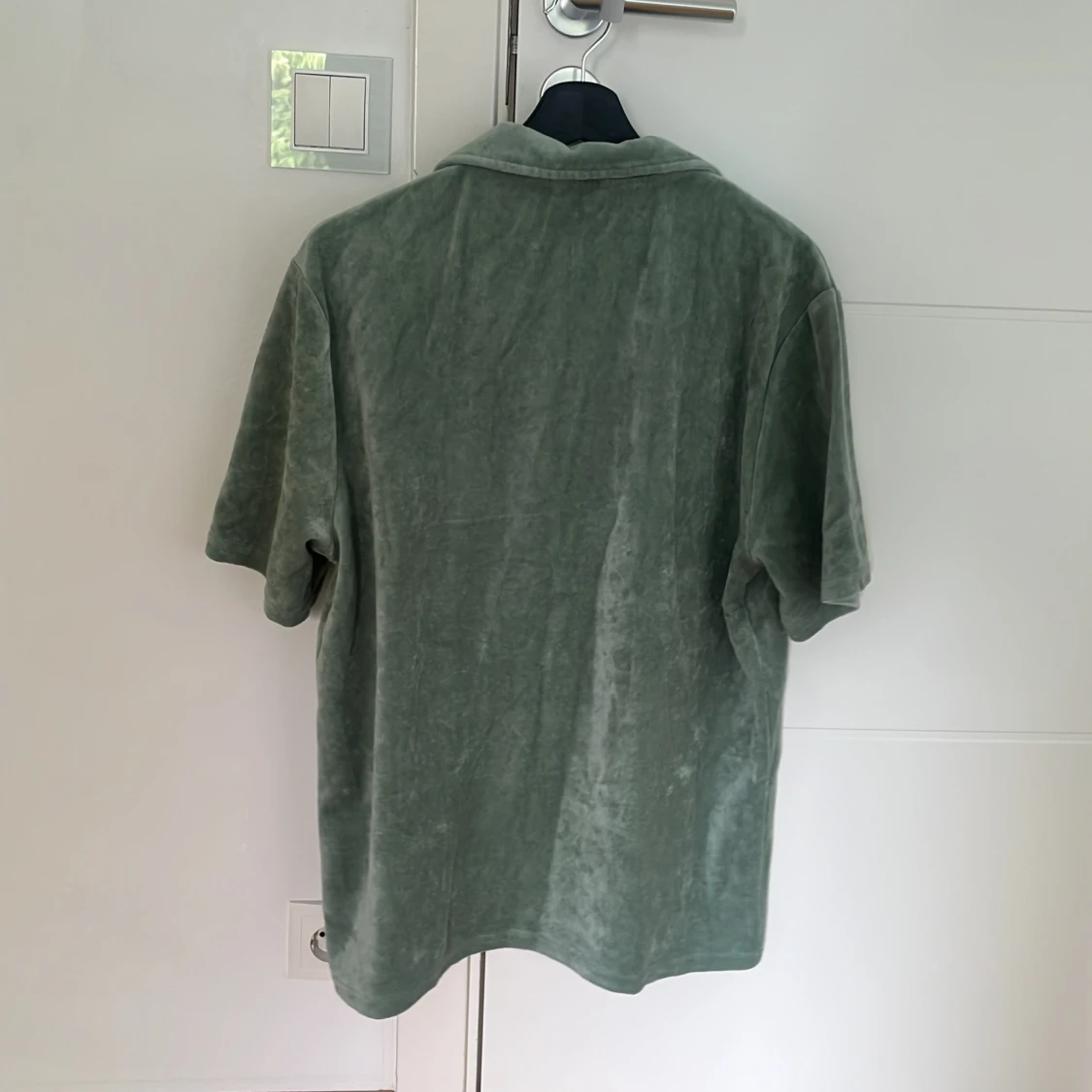 Grön frottéskjorta med half zip - 1