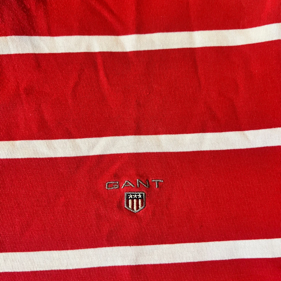 Rödvit randig pikétröja från GANT - 2