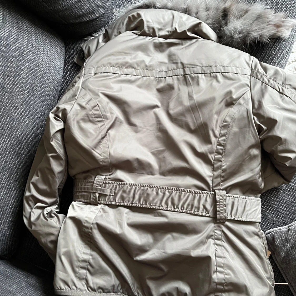 Militärgrön vinterjacka med fuskpäls  - 2