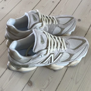 New Balance 9060 sneakers - Snygga New Balance 9060 sneakers i beige och vitt med mesh och mocka-paneler. Skorna har chunky sula, klassisk N-logga på sidan och snörning. Perfekta för dig som gillar streetstyle och vill ha en clean look med retrovibbar.