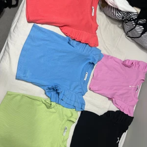 Toppar - Klädpaket med 5 volang toppas från Zara. (Jag tror det är deo fläckar på den blå) Annars är dom i gott skick. 