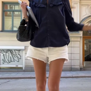 Vita Levi's 501 jeansshorts - Snygga vita jeansshorts från Levi's modell 501 med råa fransade kanter och klassiska fickor både fram och bak. Perfekta för sommaren och ger en clean, avslappnad vibe. Dem två första bilderna är lånade och dem är helt som nya förutom den slitna lappen där bak! Det står W29 på lappen men skulle säga att de sitter mer som en W27 motsvarande S