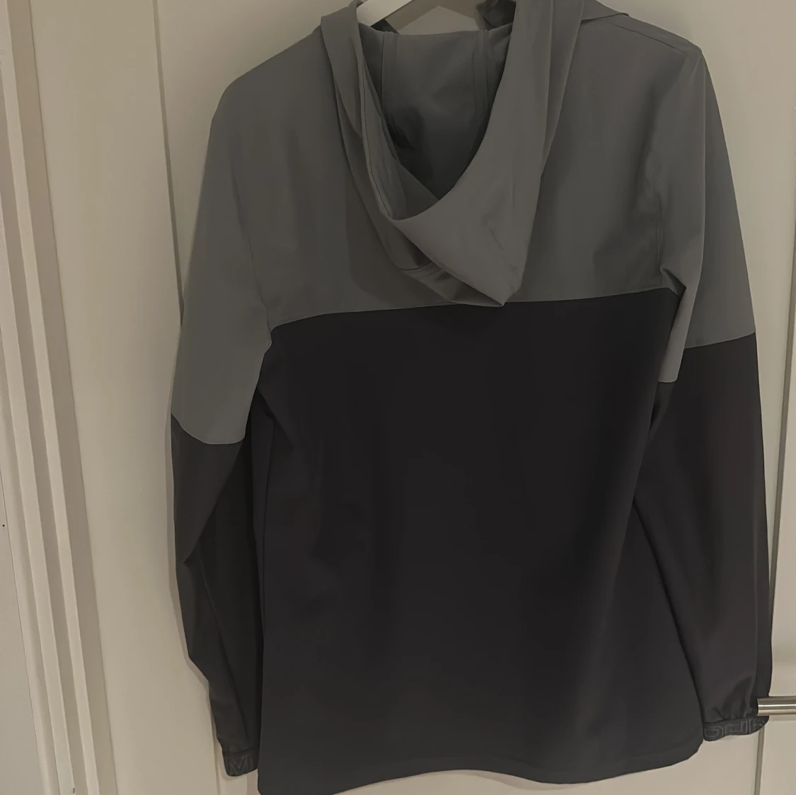 Grå vindjacka från Under Armour - 1