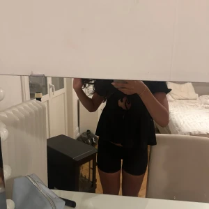 Svarta tighta träningsshorts - Sköna och mycket använda men inga synliga skador🩷