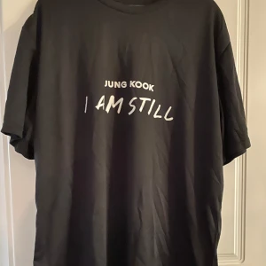 Jungkook I AM STILL tröja - Inte officiell men i nyskick, Stl XXXL men känns mer som en liten XL-XXL kanske en bra tröja att ha som oversize om man gillar det annars:)  