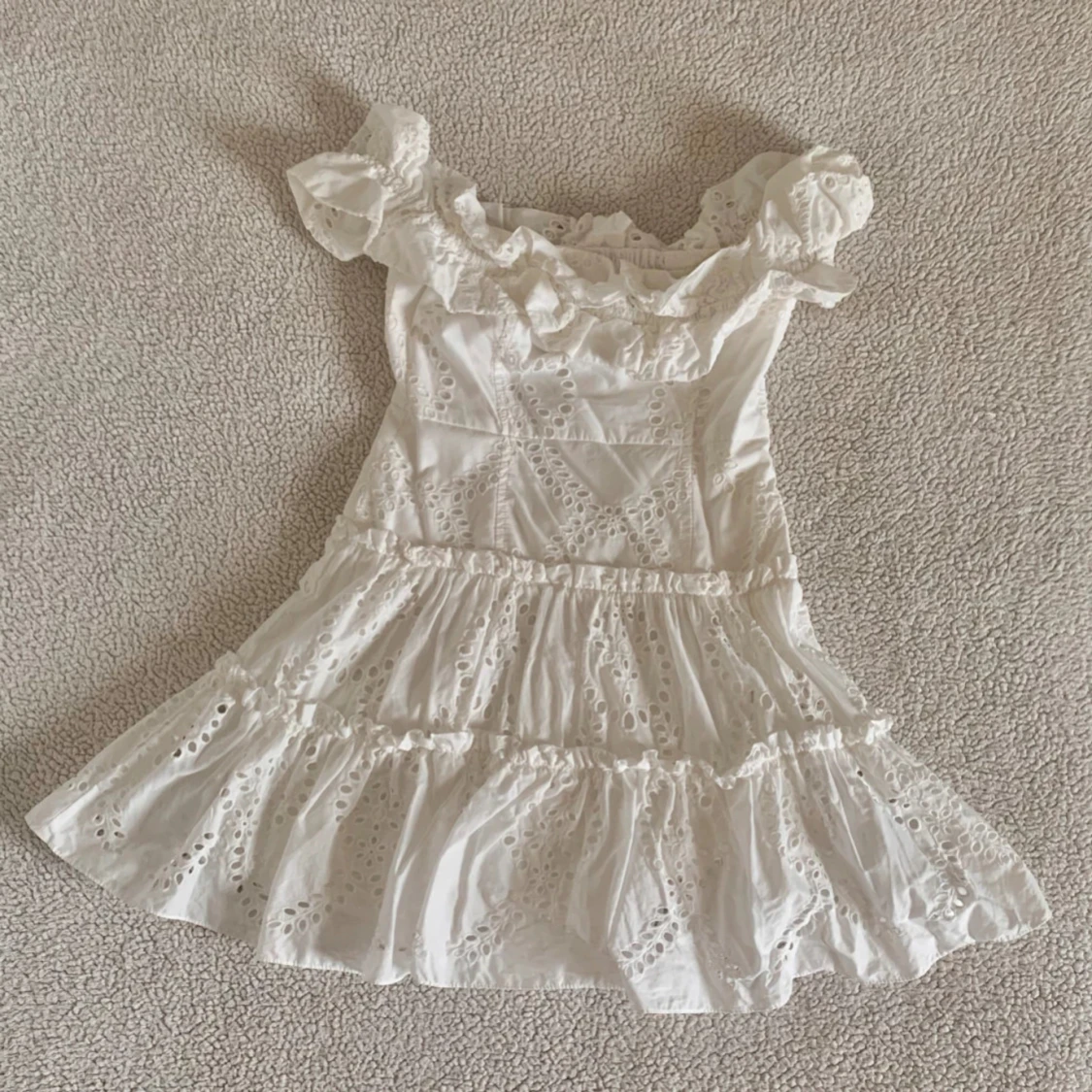 Vit offshoulder klänning med volang