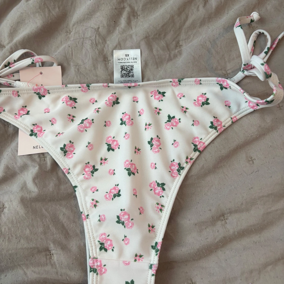 Vit blommig bikiniunderdel från Nelly - 1