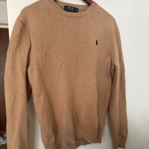 Stickad Ralph Lauren tröja  - Stickad tröja från Ralph Lauren! Använd men i gott skick, storlek M