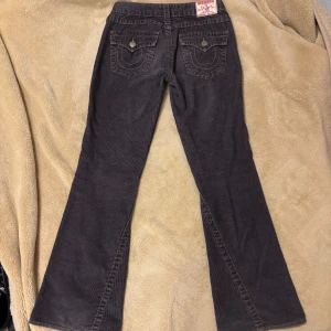 True Religion manchesterbyxor bootcut - Gråa manchester true religion byxor. Perfekt passform tighta i midjan👍Midjemått: 37 cm rakt över, innerben: 75 cm. inga defekter. Lågmidjade/midrise 