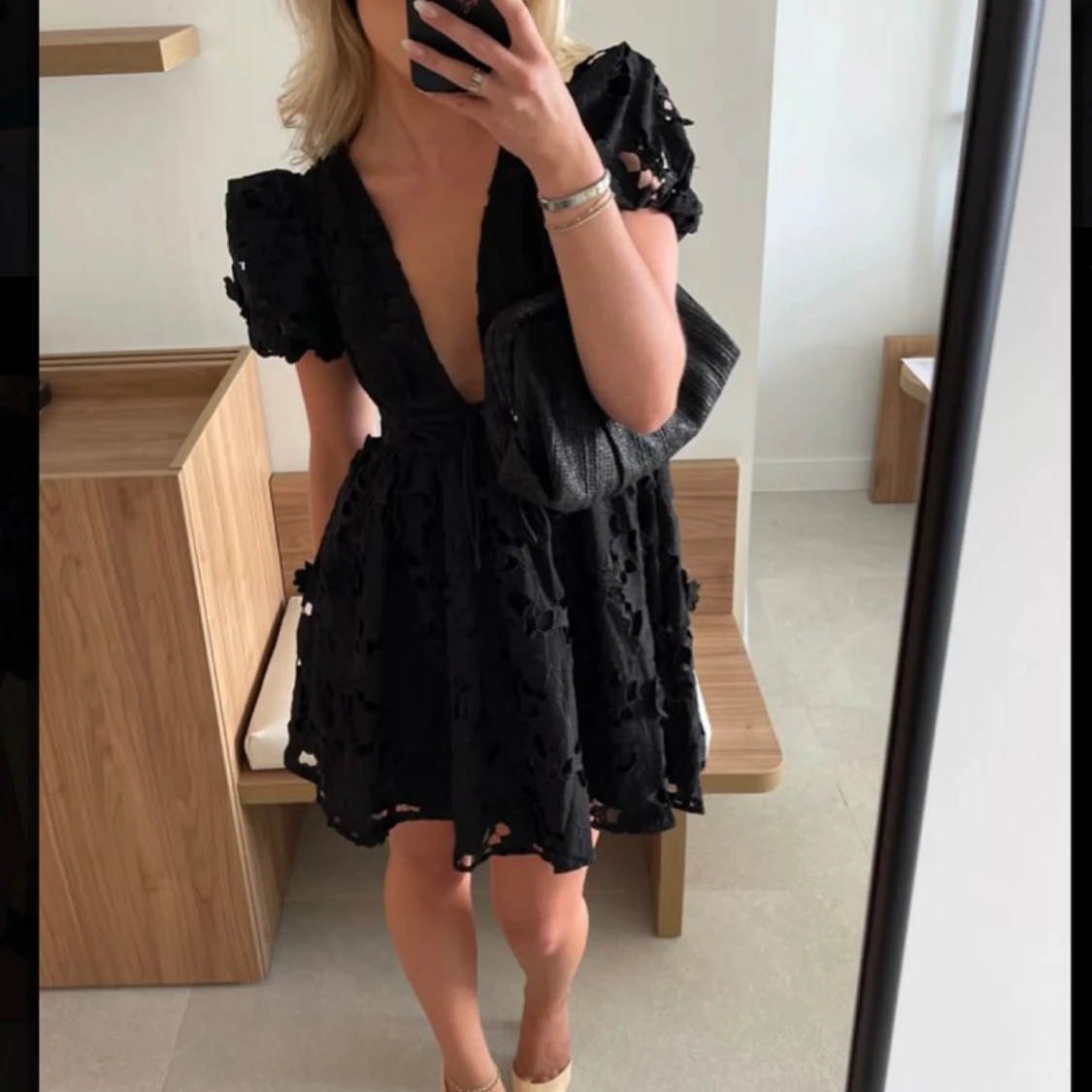 Svart kort klänning med djup v-ringning