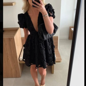 Svart kort klänning med djup v-ringning - Supersnygg svart kort klänning med djup urringning från feeling friday!! Använd vid ett tillfälle tidigare men annars helt ny! 