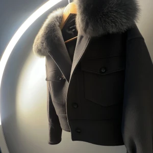 Meotine jacka med äkta pälskrage – XS/S - Snygg jacka från Meotine i storlek XS/S (passar även S/M). Köpt för 3500 kr, använd få gånger och i toppskick. Avtagbar äkta pälskrage. Sitter snyggt på alla outfits och kroppstyper – både varm och stilren!