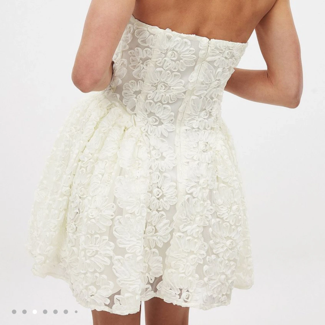 Vit axelbandslös spetsklänning - 2