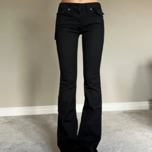 True religion jeans💞 - Jeans från True religion, helt oanvända med prislappen kvar. Säljer pga av att de är lite för stora. Modell Becca o storlek 25. Skriv gärna för fler bilder osv! Nypris: 1300 kr.