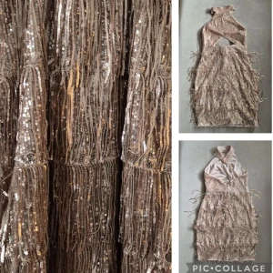 Glittrig kortklänning med fransar - Säljer en superglittrig kortklänning i beige med massor av paljetter och fransar. Klänningen har halterneck och öppen rygg, perfekt för att sticka ut. Materialet känns lyxigt och skimrar snyggt i ljuset. Perfekt för dig som vill ha en statement piece!
