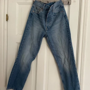 Blå high rise jeans från GAP - Säljer ett par klassiska blå jeans från GAP, modell Cheeky Straight High Rise. De har hög midja och raka ben, tillverkade i mjukt denimtyg. Perfekta för dig som gillar en tidlös och avslappnad look.