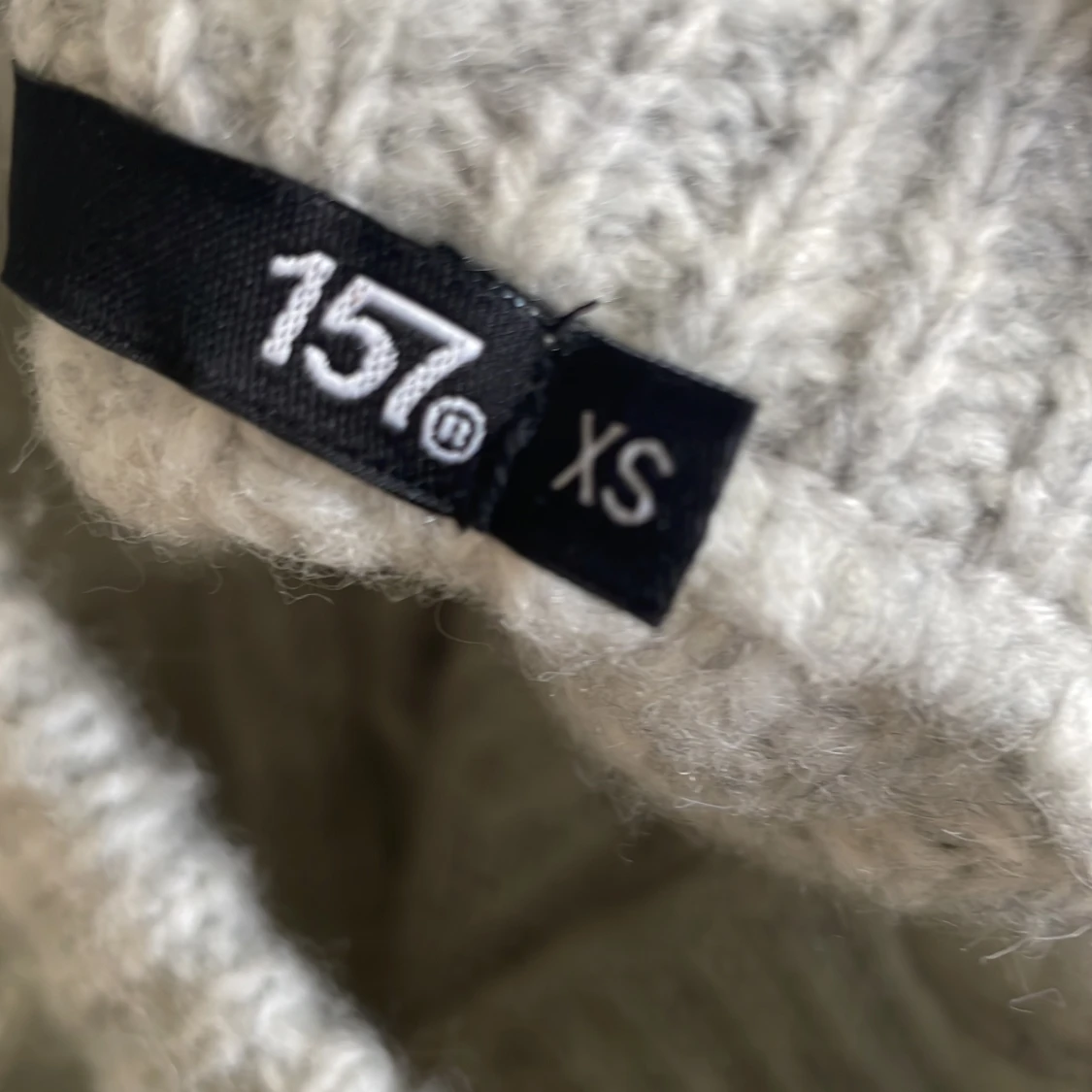 Ljusgrå stickad tröja - 1