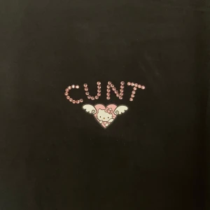 Hello Kitty CUNT tee - Stl L/XL, handmade. Hmu för custom!💖