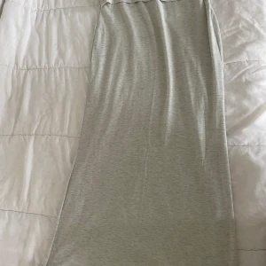Ljusgrå folded långkjol - Folded långkjol som är ljusgrå passar perfekt till sommaren men också hösten, super skön! Tyvärr sitter den lite för tajt på mig