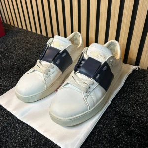 Valentino open  - Skoskavsskyddet som sitter på går att ta av. Skor, lådan, dustbag och valentino kort medföljer. Skorna är vita och Navy blue. Priset kan diskuteras så hör gärna av dig. 