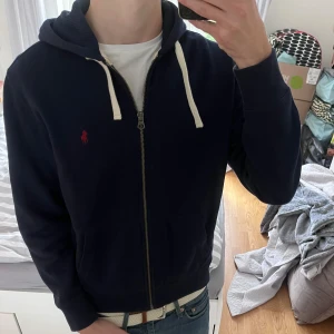 Ralph Lauren zip hoodie - Snygg marinblå Ralph Lauren zip hoodie I toppskick✅| Storlek M