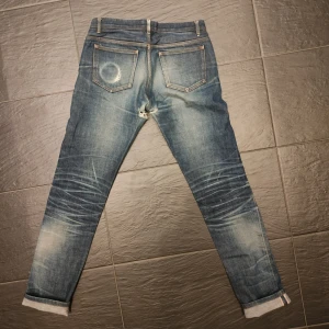 A.P.C Japanska selvedge jeans  - Säljer nu dessa otroliga APC jeans med helt sjuk fade. Använda i ca år 3 vilket resulterar i den vackra faden. Modell petit new standard (slim). Hål I grenen och på knäet samt bakfickan. Storlek 30 i midja men sitter mer som 28-29. Skriv vid minsta fundering! 