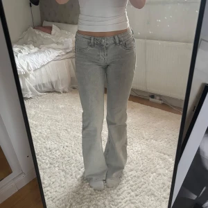  Low waist bootcut jeans - Supersnygga ljusgråa jeans från H&M, knappt använda, som nya!