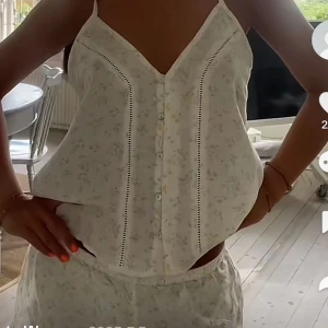 Set H&M - Supersöt linne set från H&M i ljusbeige med små gula blommor. Supergullig och skön, perfekt för vara sommaren. Det är en pyjamas men går att använda till annat också!💓💓