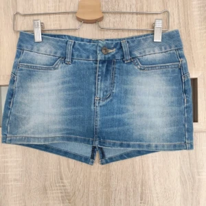 Lågmidjad kjol - Sitter normalt på mig som är 175 och brukar ha S