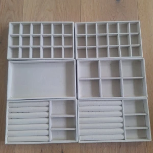 Smyckesförvaring i beige sammet - 6 stycken smyckesförvaringslådor i mjuk beige sammet. De är mer beiga i verkligheten. Perfekt för att organisera ringar, örhängen, armband och halsband. En för 20 kr