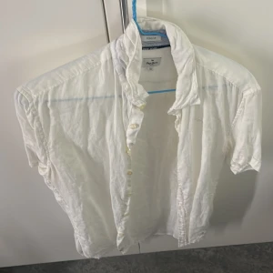 Vit kortärmad skjorta från pepe jeans - Tunn och kortärmad asskön skjorta från pepe jeans. Skjortan är i perfekt skick och perfekt för sommaren