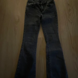 Svarta bootcut jeans från Perfect Jeans - Snygga gråa bootcut jeans från Gina tricot i storlek 34. Jeansen har klassisk femficksdesign, normal midja och lätt utsvängda ben. Perfekt för dig som gillar en tidlös och trendig look. Materialet är mjukt och stretchigt jeans. Säljer för 100kr hör av er vid frågor!🥰